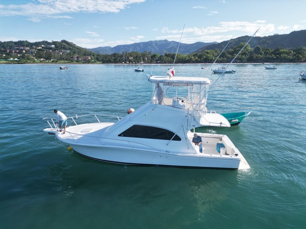 34-foot Jacó charter boat with air-conditioned cabin