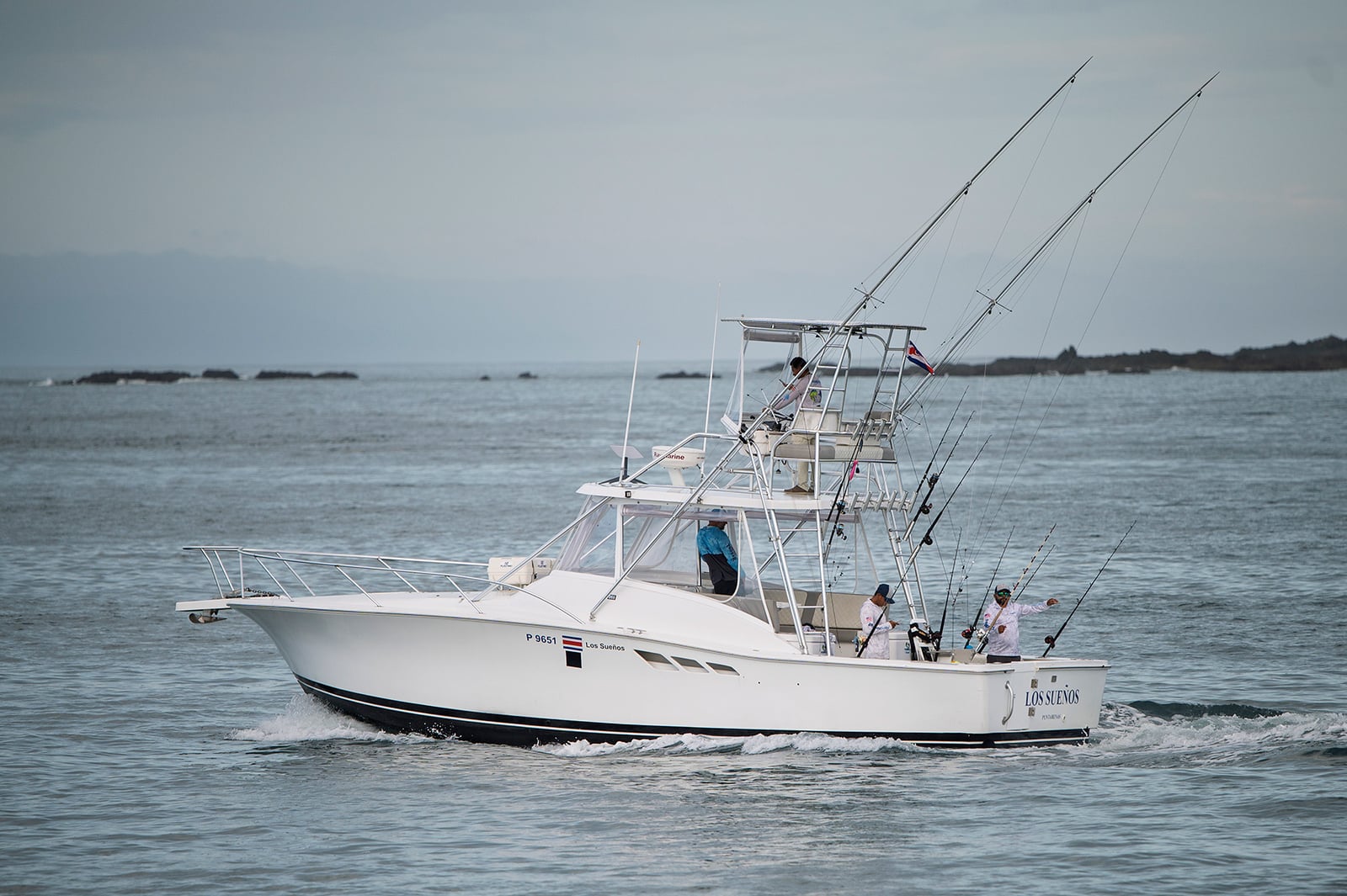 The 36-foot Luhrs named Los Sueños cruising the Pacific coast